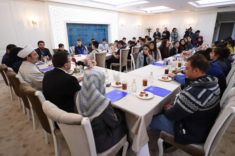 Diyanet İşleri Başkanı Görmez, ‘Değerler Eğitimi’ne katılan gençlerle buluştu