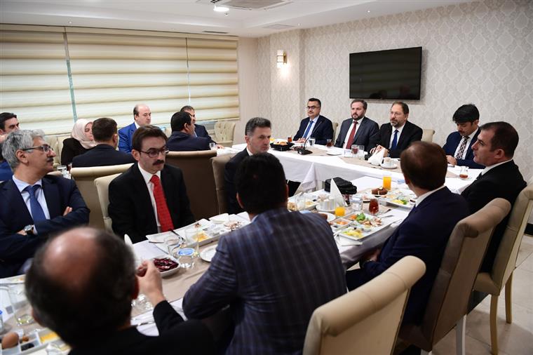 Başkan Erbaş, daire başkanlarıyla kahvaltıda bir araya geldi