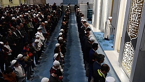 Başkan Erbaş, sabah namazında gençlerle buluştu.