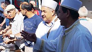 Müftü ve İmam, Cuma Çıkışı Aşure Dağıttı