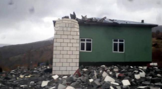 Yıldırım Cami Minaresini Yıktı