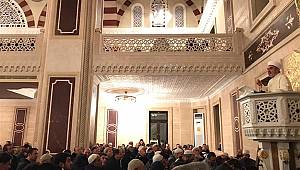 Maltepe’de sabah namazında eller Kudüs için semaya yöneldi