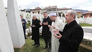 Diyanet İşleri Başkanı Erbaş, Aliya’nın kabrini ziyaret etti