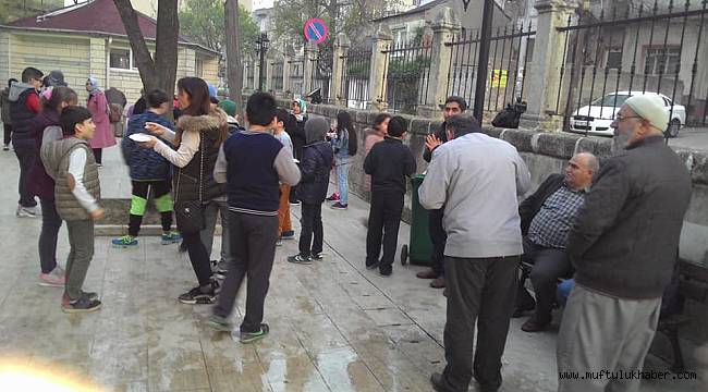 Gelibolu Gazi Süleyman Paşa Camii’nde Öğrencilere İkram