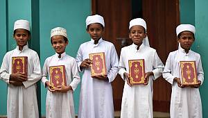  TDV, Sri Lanka'da 5 bin Kur'an-ı Kerim hediye etti