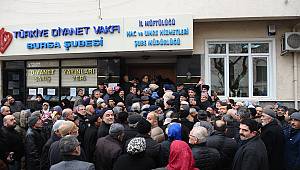 Hacı adayları kayıt için uzun kuyruklar oluşturdu