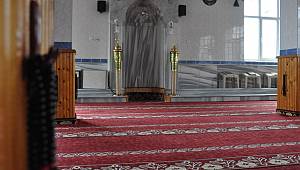 Kıblesi ters caminin imamı da ayrıldı