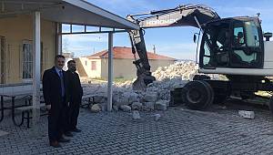 Demirleri çürüyen caminin minaresi yıkıldı