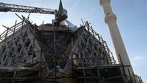 Cami inşaatında çıkan yangın paniğe neden oldu