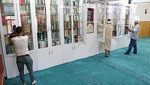 İmamın okuma sevgisi camiyi kütüphane haline getirdi