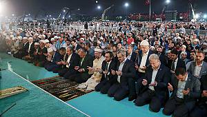 Yüzbinler Yenikapı’da Enderun usulü teravih kıldı