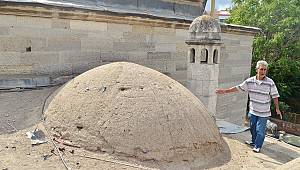 Tarihi caminin kurşunları çalındı.