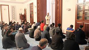 Üniversiteli gençler sabah namazında buluştu