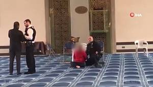 İngiltere'de camide bıçaklı saldırı 