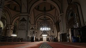 621 yıllık tarihi Ulu Cami Sessizliğe büründü.
