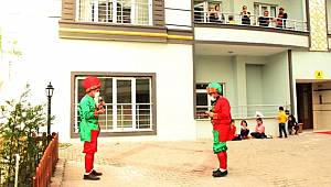 Din görevlileri cübbelerini çıkarıp kostüm giydi