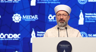 Erbaş, İmam Hatip Okullarının 70. Yılı sempozyumuna katıldı.