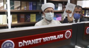 Erbaş, Türkiye Diyanet Vakfı Kitabevi'nin açılışını yaptı.