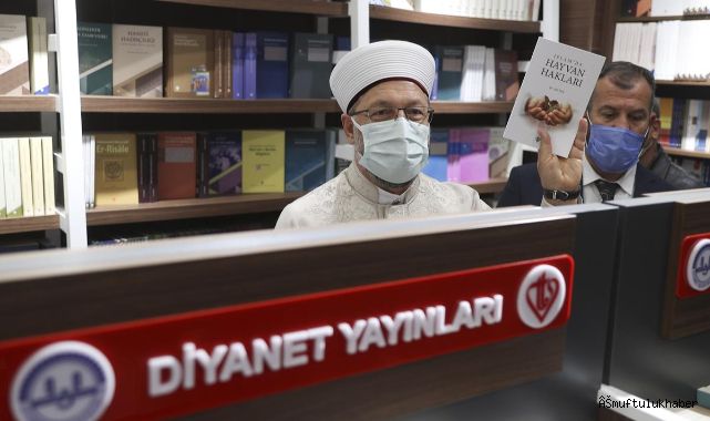 Erbaş, Türkiye Diyanet Vakfı Kitabevi'nin açılışını yaptı.