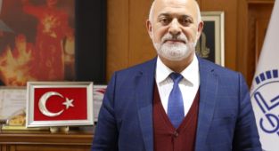 Depremde yıkılan 32 camide ezan sesi yükseliyor.