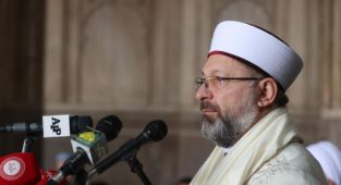 Erbaş Tarihi Badşahi Camii’nde Pakistanlılara hitap etti.