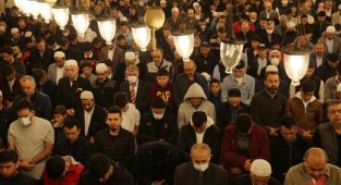 Bayram namazı için milyonlar camilere akın etti.