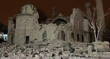 Malatya'da tarihi Yeni Camii depremde yıkıldı