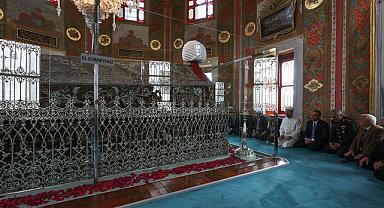 Fatih Sultan Mehmet Han kabri başında dualarla anıldı