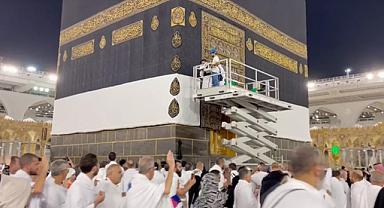 Kabe'nin örtüsü temizlendi!