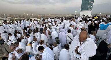 Türk hacı adaylarının Arafat'a