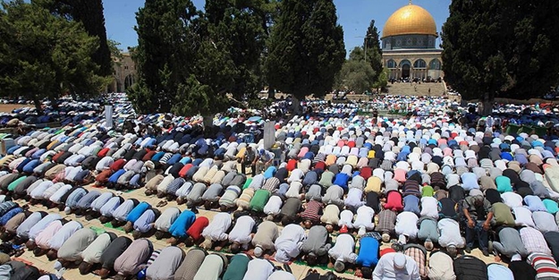 35 bin Müslüman Mescidi Aksa'da Cuma namazı kıldı