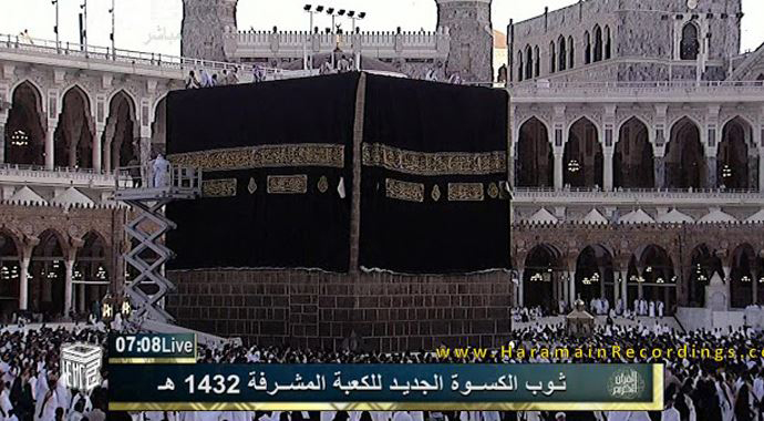 Kabe'nin örtüsü tekbirlerle değiştirildi