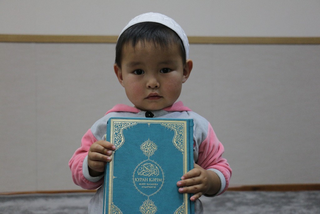 Diyanet Vakfı Moğolistan'da 4 bin Kazakça Kur'an dağıttı