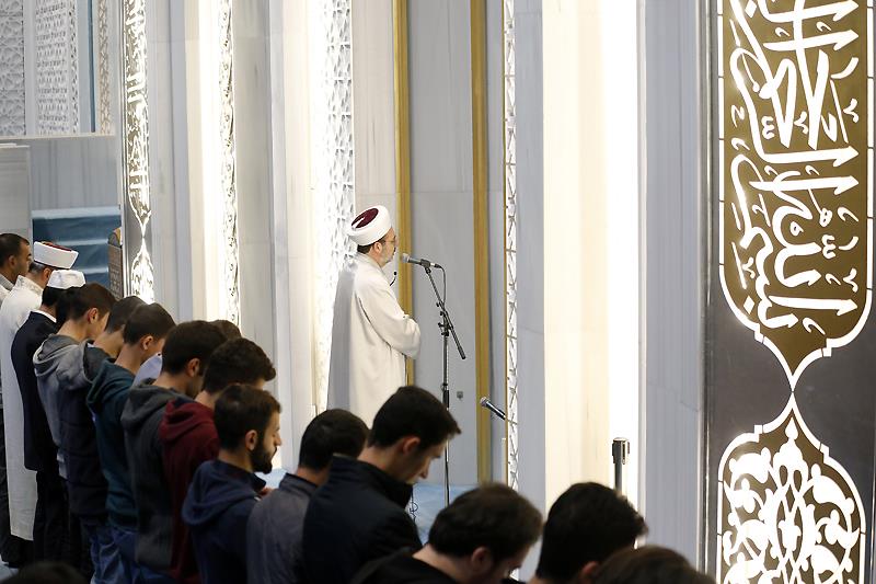  Görmez, sabah namazında gençlerle buluştu…