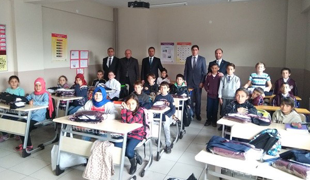 Posof İlçe Müftülüğünden İ.H.L. Öğrencilerine Kıyafet Yardımı