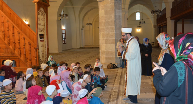 Alaaddin Camii’nin Minik Ziyaretçileri