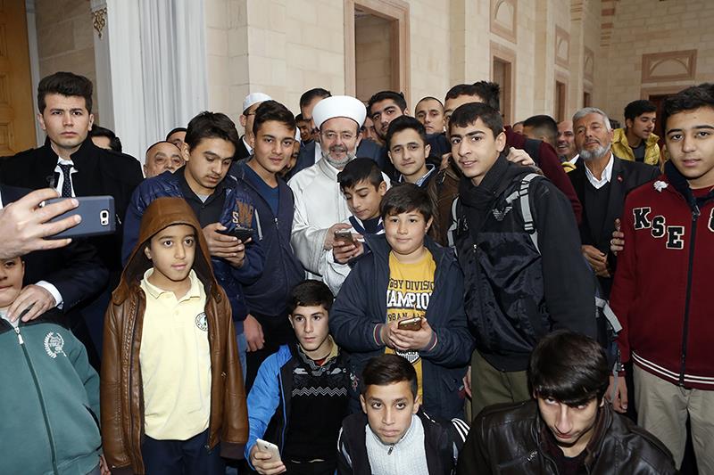 Diyanet İşleri Başkanı Adana’da sabah namazında gençlerle buluştu