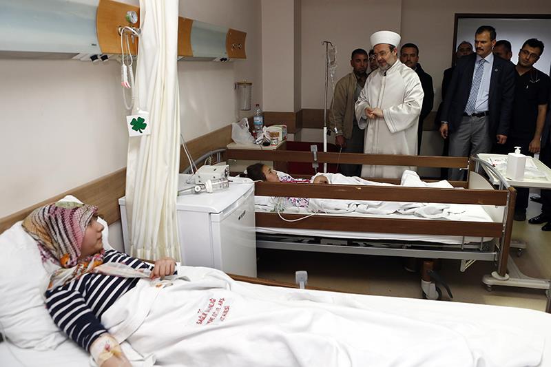 Görmez, Adana’da yurtta çıkan yangında yaralanan öğrencileri ziyaret etti