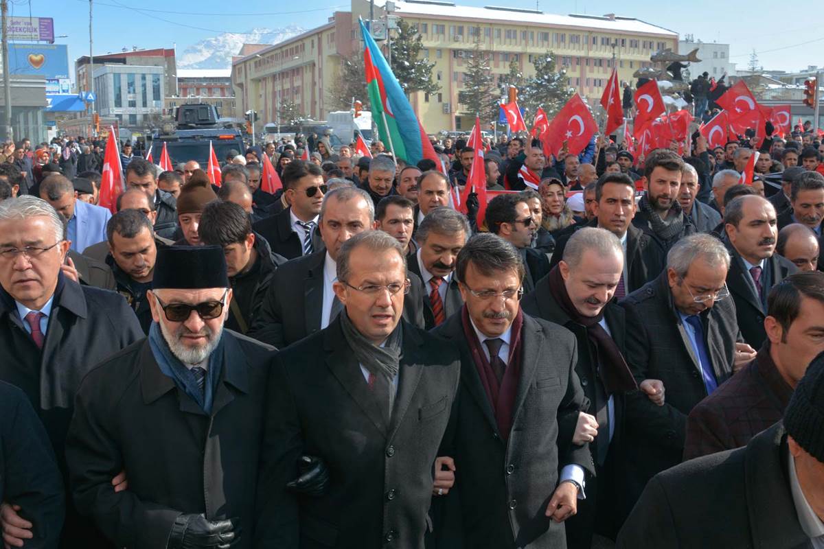 Binlerce Vanlı,Türkiye’ye Birlik Beraberlik Mesajı Verdi