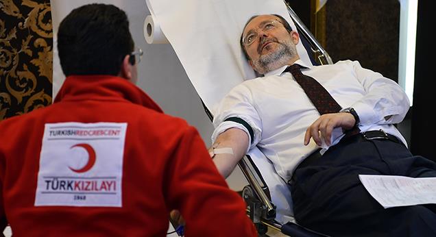 Diyanet İşleri Başkanı Görmez ve ilçe müftülerinden kan bağışı