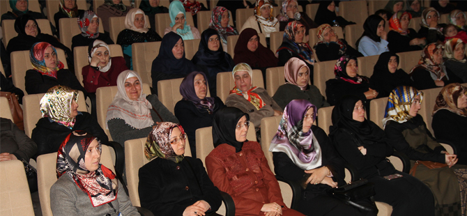 Rize'de "Kur'an ve Sünnet Örnekliğinde Kadın" Konferansı Düzenlendi