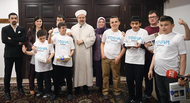 Diyanet İşleri Başkanı Görmez, otizmli çocuklarla bir araya geldi