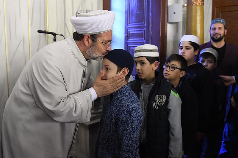 Diyanet İşleri Başkanı Görmez, Bursa'da sabah namazında gençlerle buluştu
