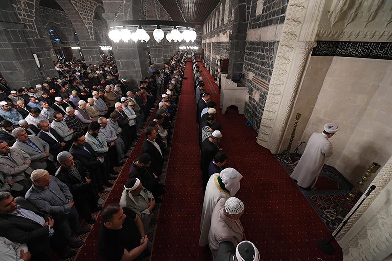 Başkan Görmez, Diyarbakır'da sabah namazında gençlerle buluştu..