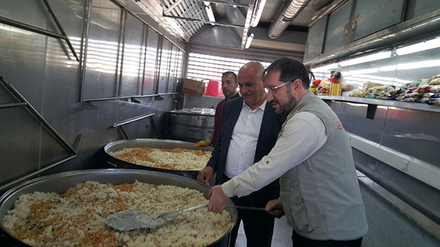 TDV'den Suriyelilere sıcak aş