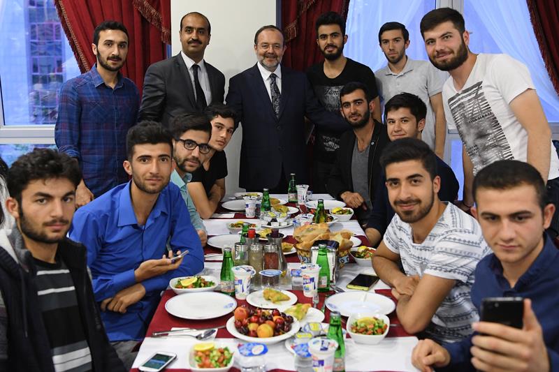 Başkan Görmez, iftarını üniversite öğrencileriyle birlikte yaptı.