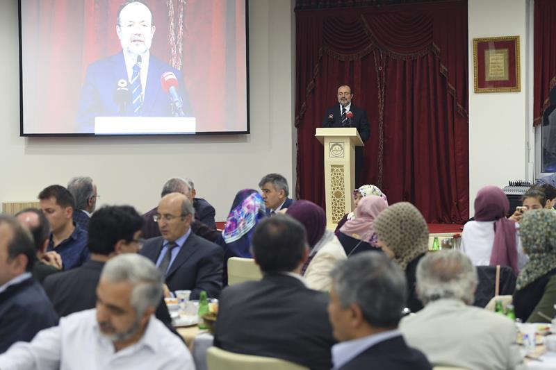 İlahiyat ve İslami İlimler Fakültesi hocaları Diyanet’in iftarında bir araya geldi