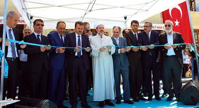 Kahramanmaraş'ta Fatih Sultan Mehmet Han Camii dualarla ibadete açıldı.