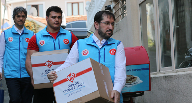  TDV Gönüllüsü Milli Güreşçi Kayaalp'ten ramazan yardımı