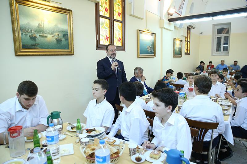 Başkan Görmez, iftarını İstanbul’da hafızlık öğrencileriyle birlikte yaptı